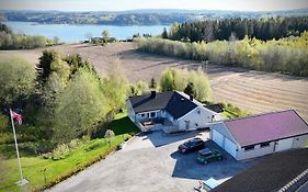 Hybel I Underetasje 700M Fra Strand